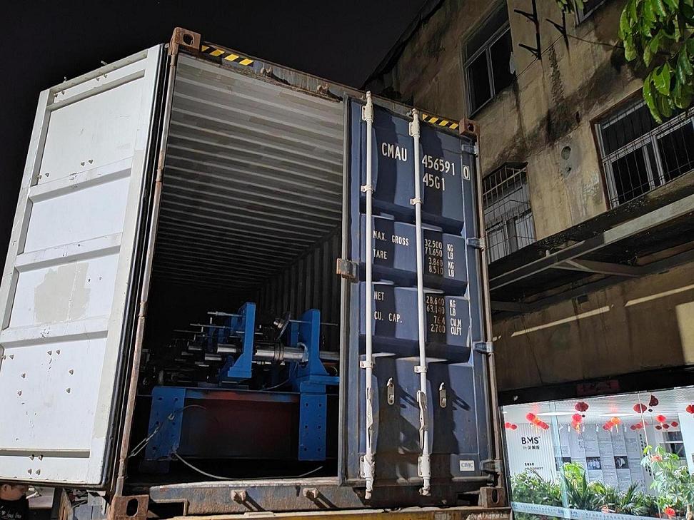 BMS загрузила контейнеры и отправила 2 профилегибочные машины для производства солнечных кронштейнов европейским клиентам.